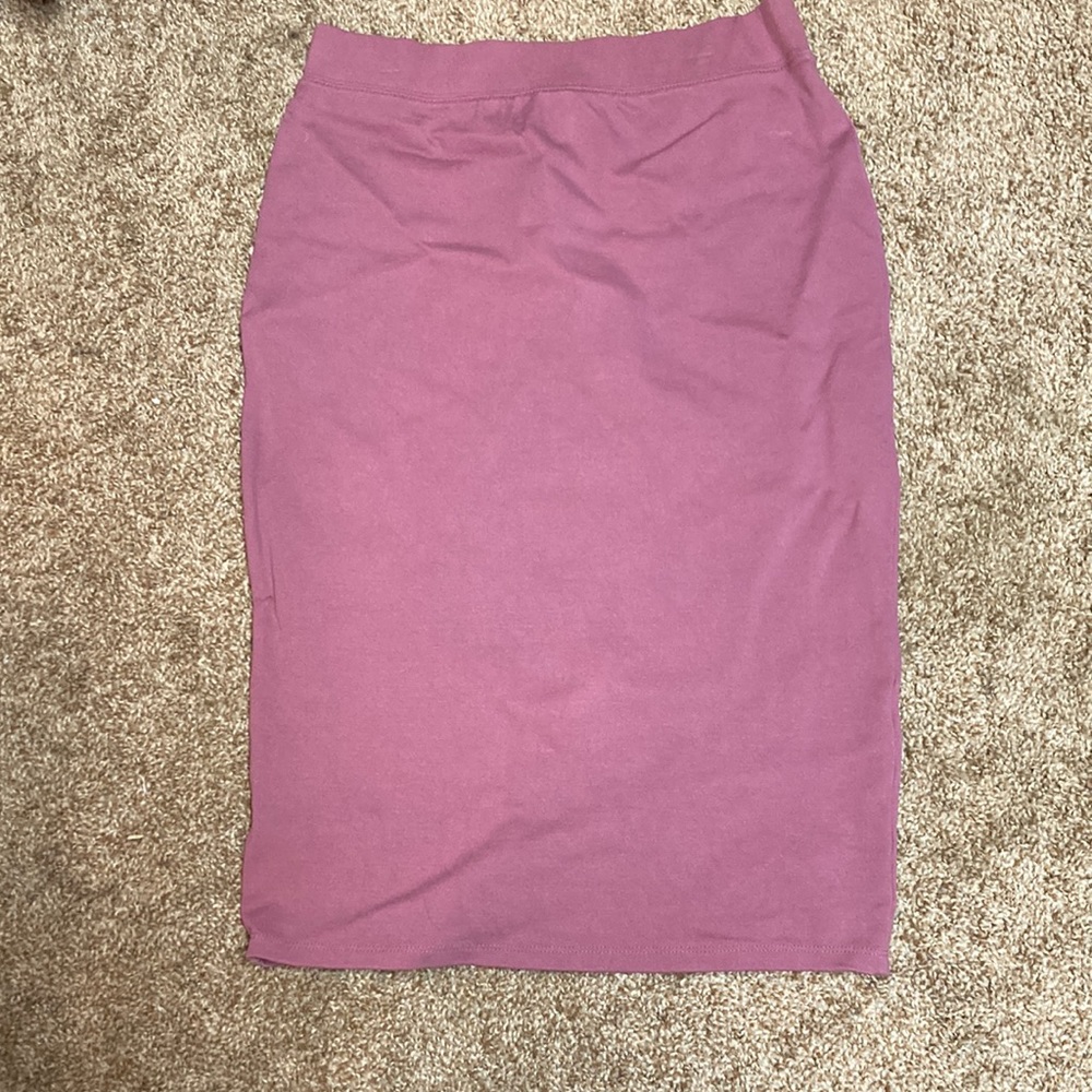 Fitted stretchy skirt pencil style